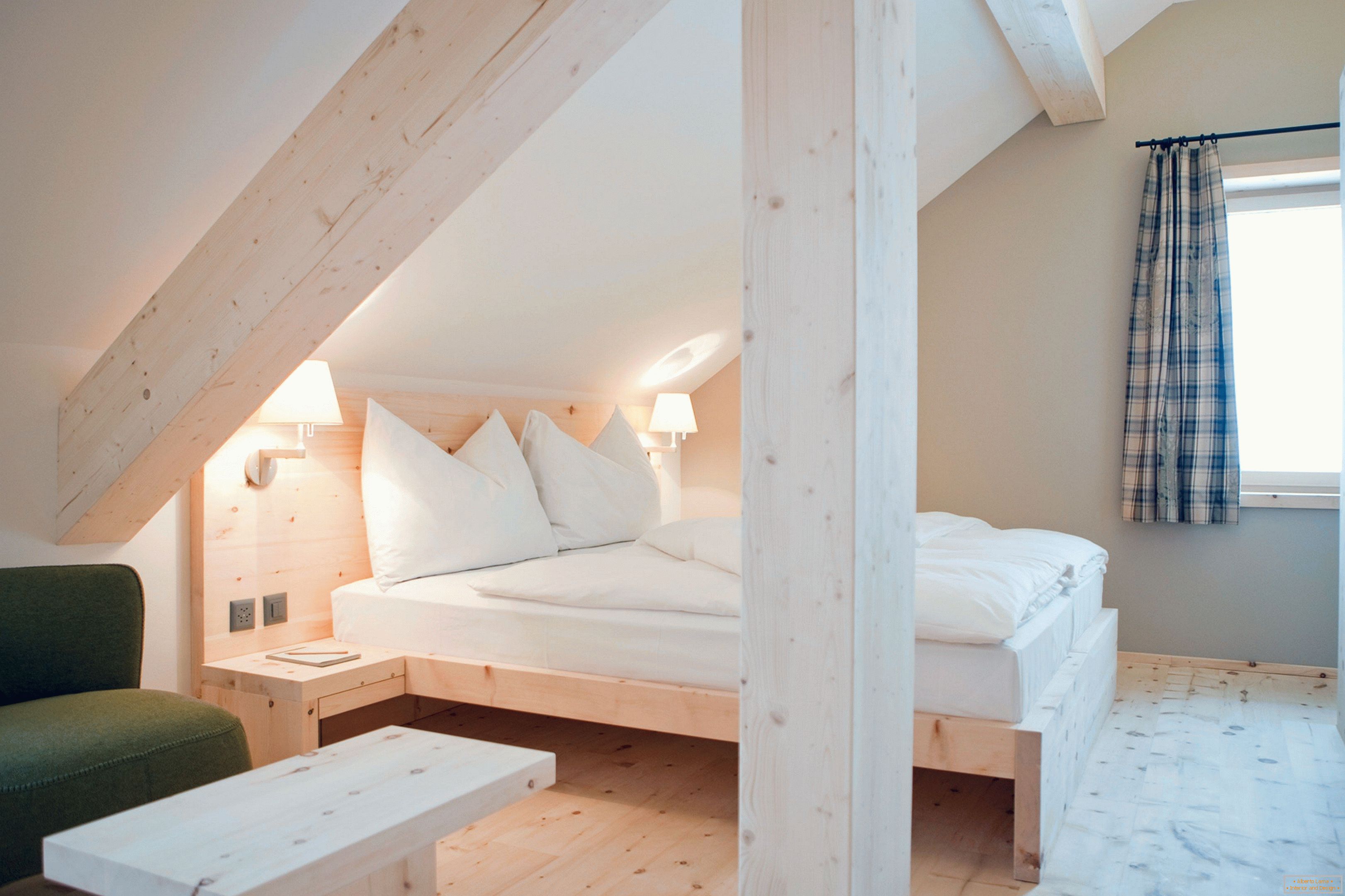Еко-пријателски спална соба со дрво трим