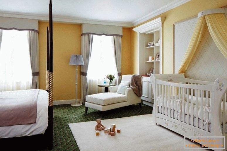 Пространа спална соба за родители со дете
