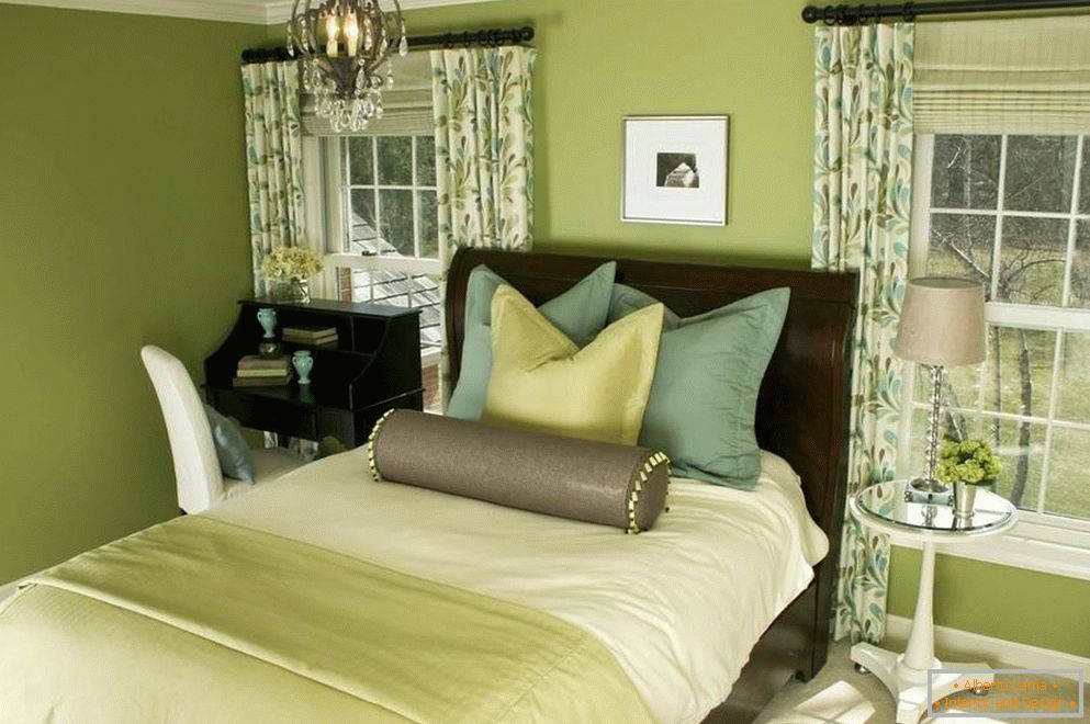 Убава спална соба во зелени тонови