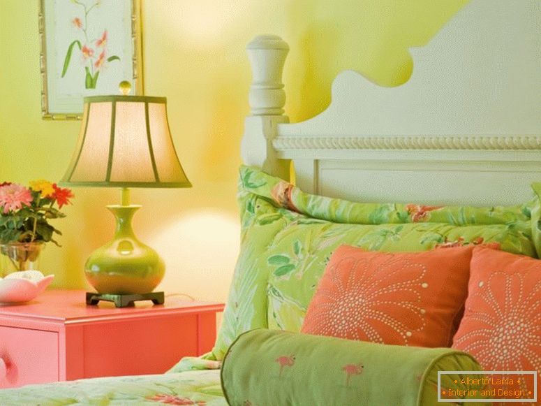 Комбинацијата на зелена со други бои во внатрешноста на спалната соба