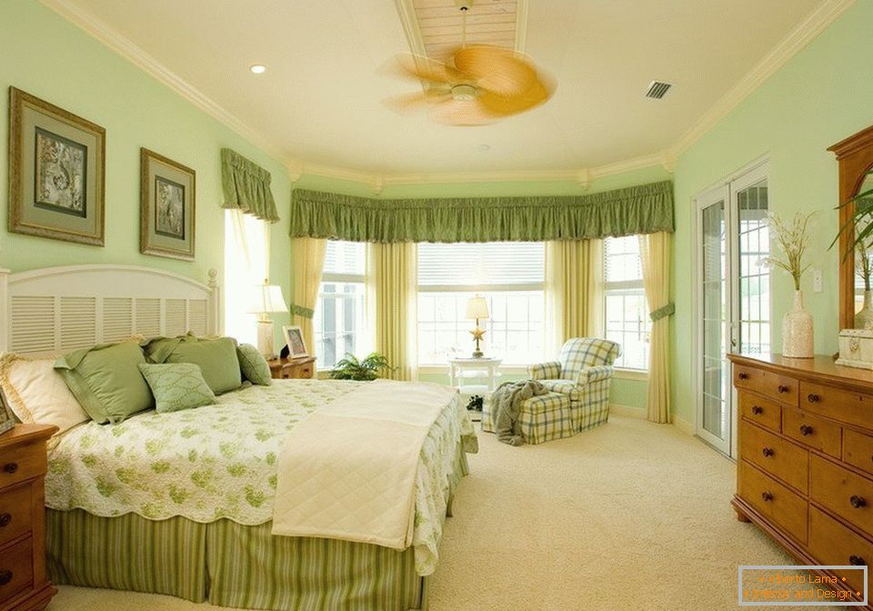 Внатрешноста на пространа спална соба во зелени бои