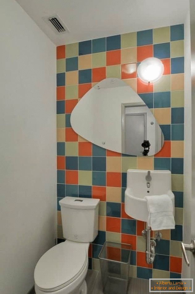 Мали тоалет со светли плочки и обоени ѕидови