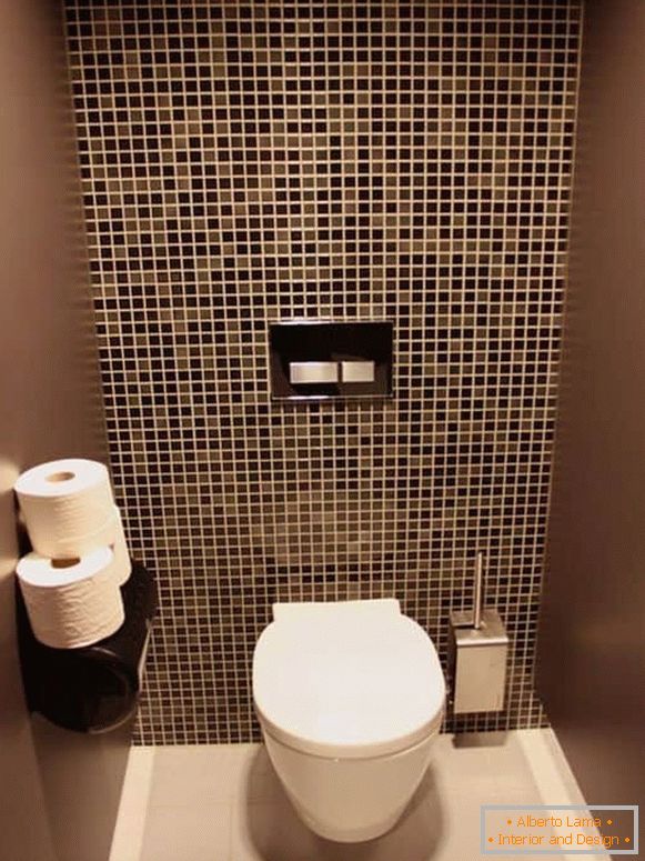 Комбинацијата на ѕидови со плочки и сликање во мал тоалет