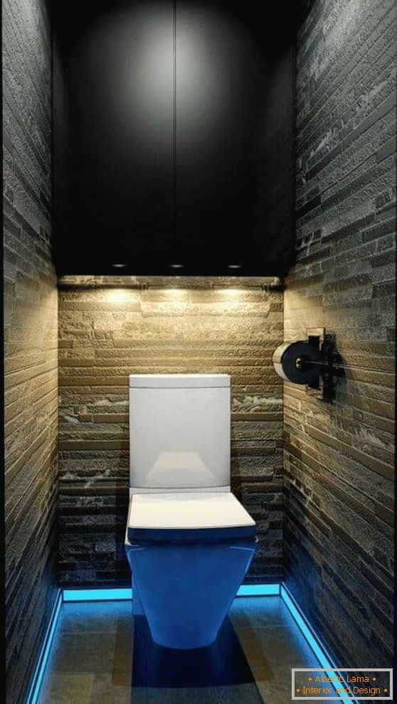 Оригинално осветлување во мал тоалет со висечки шкаф