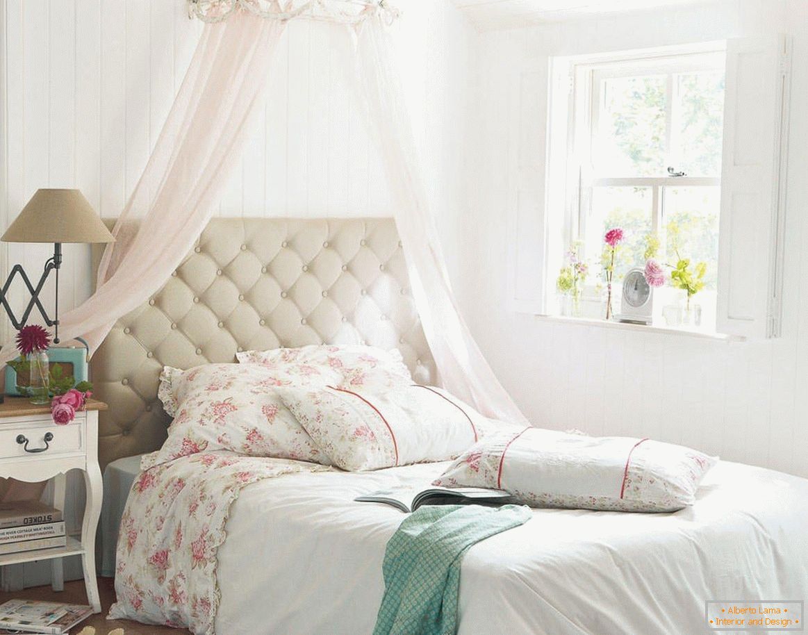 Деликатна спална соба за девојка