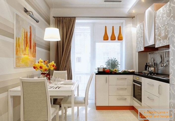Стилски дизајн за кујна внатрешноста 12 квадратни метри. Акценти на портокал ја прават собата потопла.