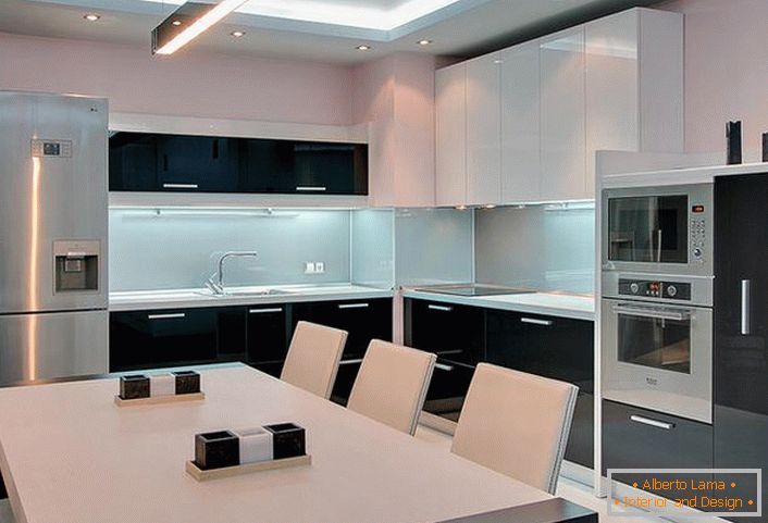 Бело-црна кујна со вградени апарати - вистински проект за мала соба.