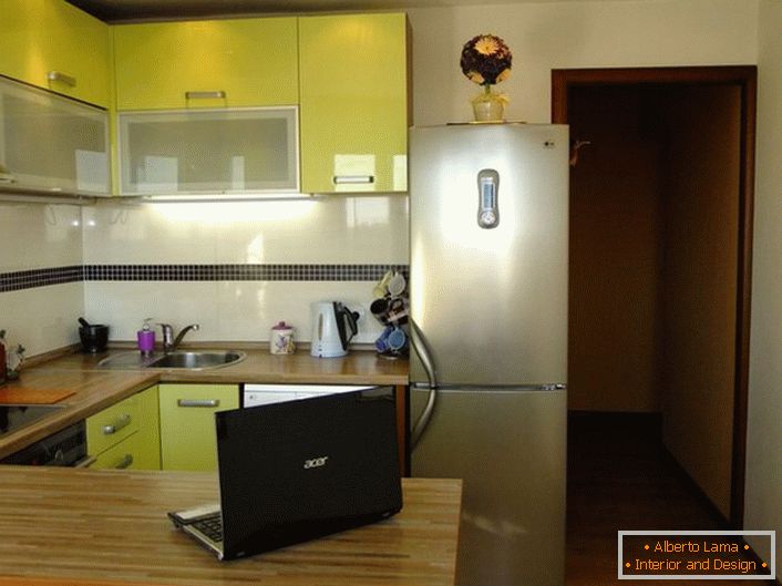 Стилски кујна површина од 12 квадратни метри на тендер маслиново боја. Кујнскиот простор е организиран на практичен и функционален начин.