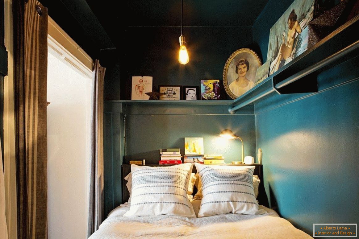 Мала спална соба во темна боја