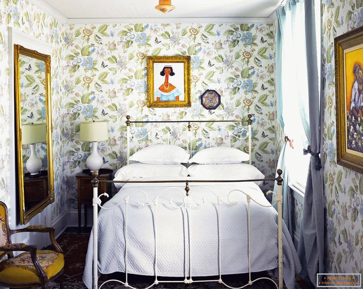 Десктоп со цветни печати во спалната соба