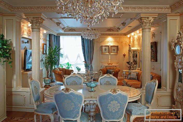 Луксузната трпезарија е украсена во барокен стил.