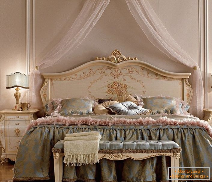 Лесна крошна над креветот ја прави атмосферата во собата пријатна и романтична.