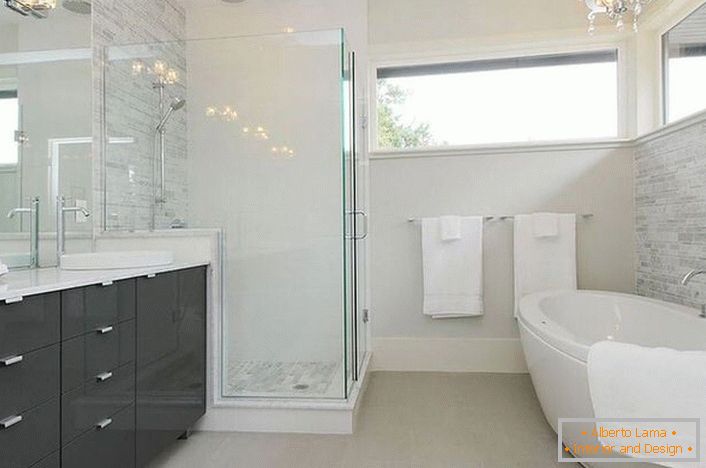 Пространа модерна бања со право осветлување е украсен од страна на познатиот дизајнер на Франција. 