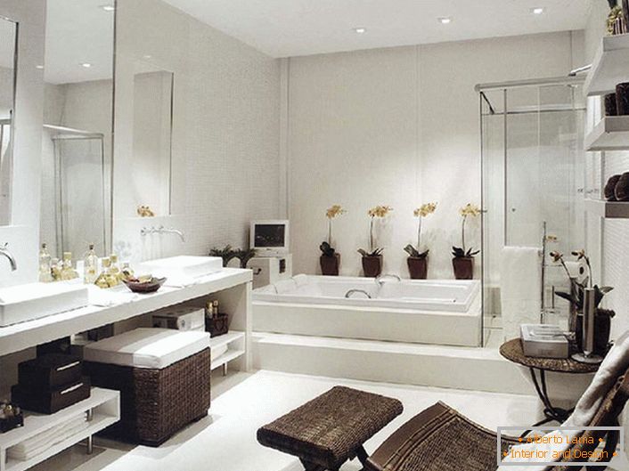 Луксузни бања во стилот на Арт Нову. И покрај доволната квадратура, мебелот за бања е избран пространо и функционално. 