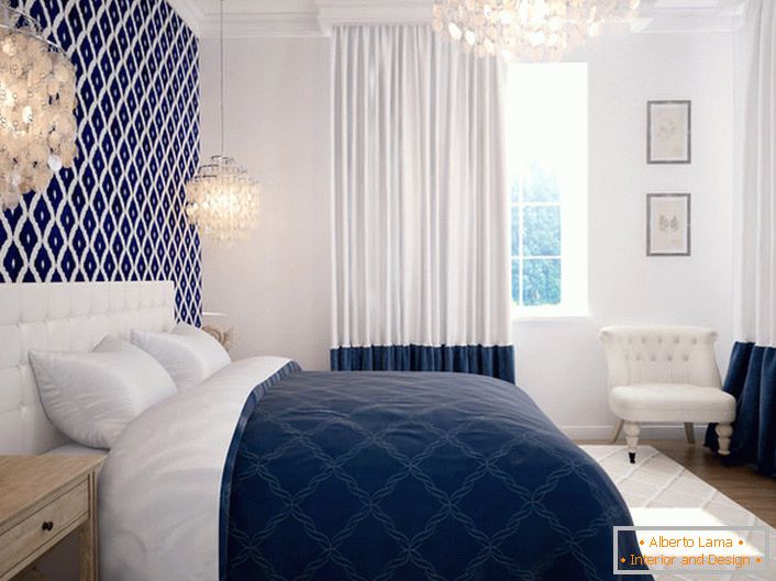 Спалната соба во медитеранскиот стил се карактеризира со низок дизајн. Поволната комбинација на бели и сини бои ги фрла морските мотиви и комплетите за одмор.