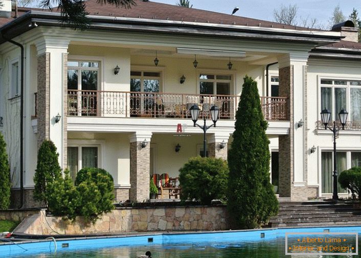 Дворот на куќата во медитеранскиот стил е украсен со вештачко езерце. Совршен дизајн на приградски области. 