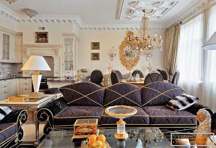 Помпезната дневна соба во стилот на еклектицизам со доминантните елементи на барокниот стил. 