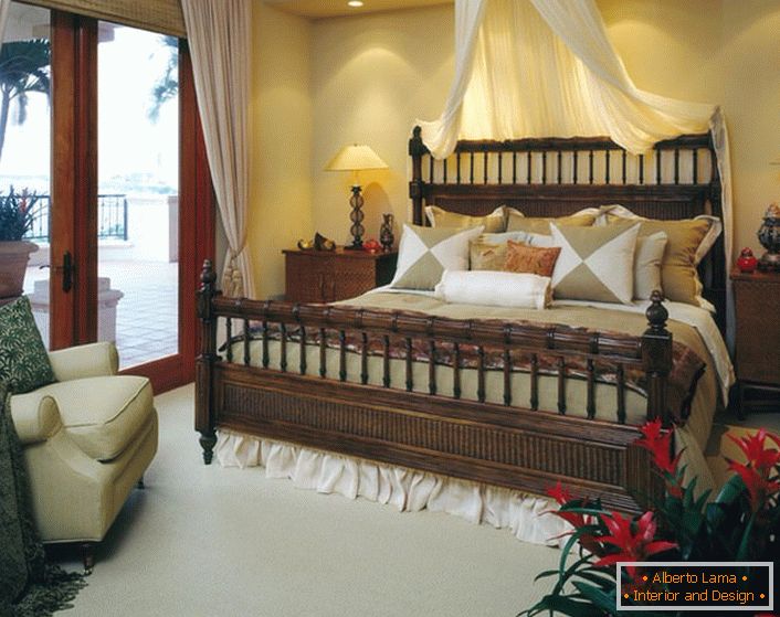Луксузен кревет во спалната соба во стилот на еклектицизам. Балдахин над креветот, лесни завеси на вратите што доведуваат до веранда ја прават соба пријатна и романтична. 