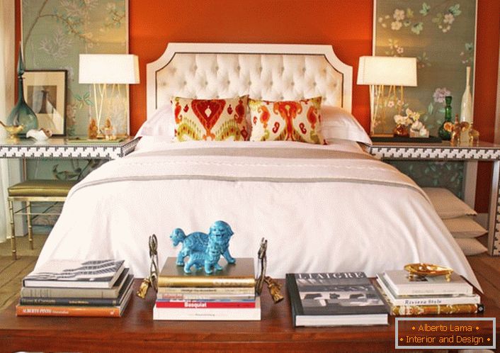 Светла внатрешност во еклектичен стил за спална соба. Димензионалната сива боја во завршницата е успешно комбинирана со контрастен портокалова боја.