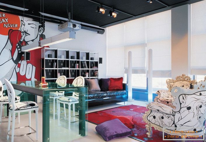 Пафос дневна соба во стилот на еклектицизам за модерна, ексцентрична девојка. 