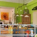 Кујна со светло зелени ѕидови