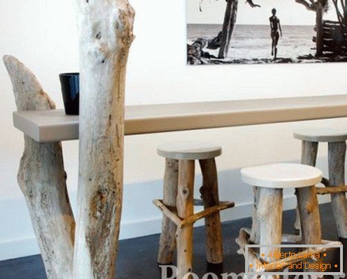 Столици и маса со нозе од стебла