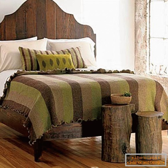 Дрвени кревети во спалната соба