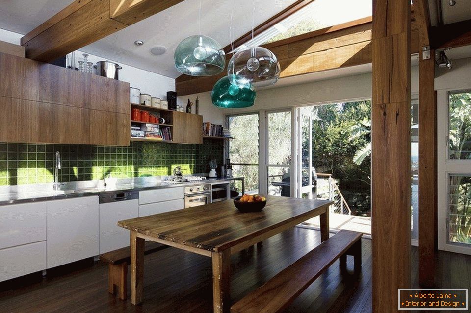 Дрвени греди и мебел во кујна во еко-стил