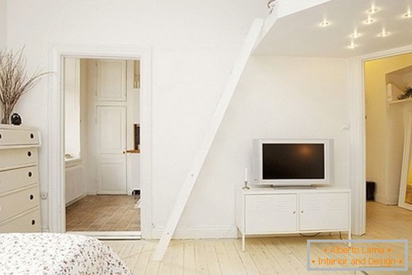 Внатрешноста на удобна спална и дневна соба стан во Шведска