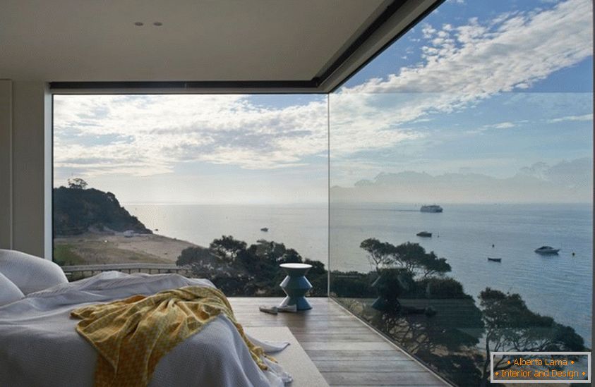 Панорамски прозорци во спалната соба