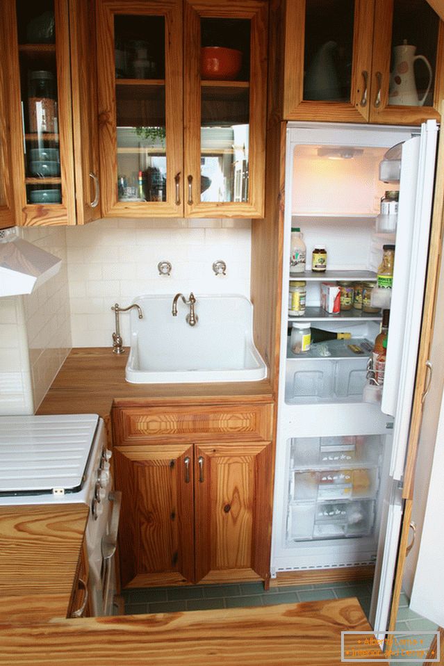 Тесен фрижидер во кујната