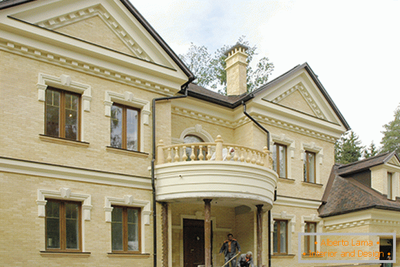Фасада на куќи со декорација на полиуретанска штуко