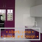 Дизајн на бела и виолетова кујна со прозорец