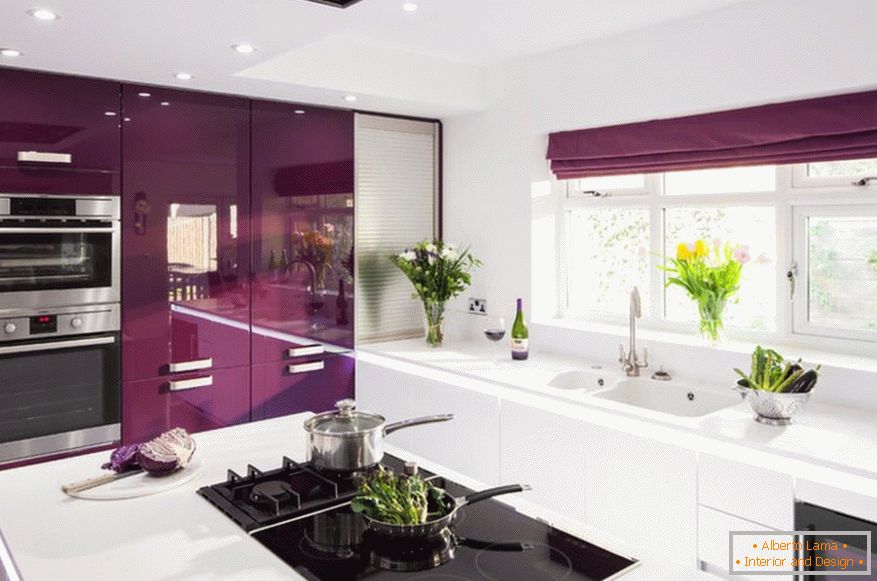 Дизајн на пространа виолетова бела кујна