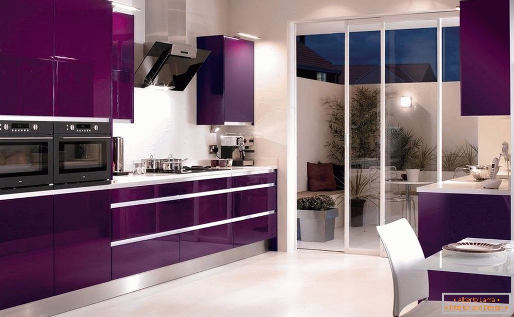 Дизајн на виолетова кујна со шкафом-купе