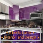 Дизајн на мала аголна виолетова кујна