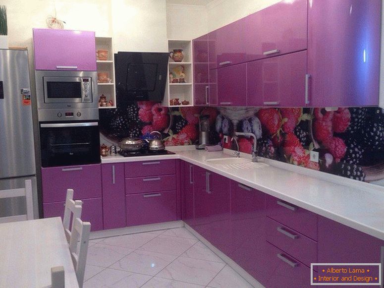Виолетова кујна со елементи од црно-бело