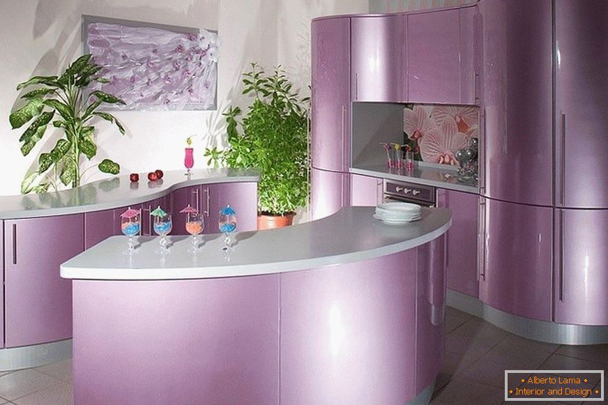 Невообичаен дизајн на виолетова кујна