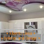 Дизајн на виолетова кујна с натяжными потолками