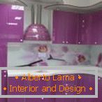 Виолетова кујна со бела маса