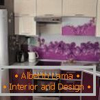 Дизајн на мала виолетова кујна с цветочными вставками