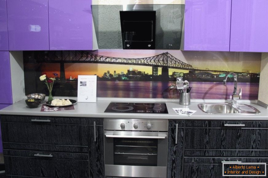 Виолетова кујна со необичен тон