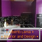 Виолетова боја во дизајнот на мала кујна
