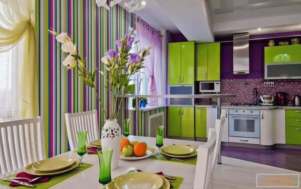 Дизајн на зелена и виолетова кујна