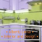 Дизајн на мала зелена и виолетова кујна