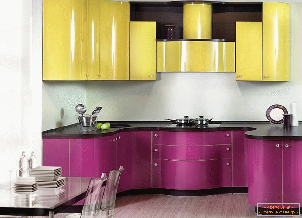 Виолетова жолта кујна во стил на Арт Нову
