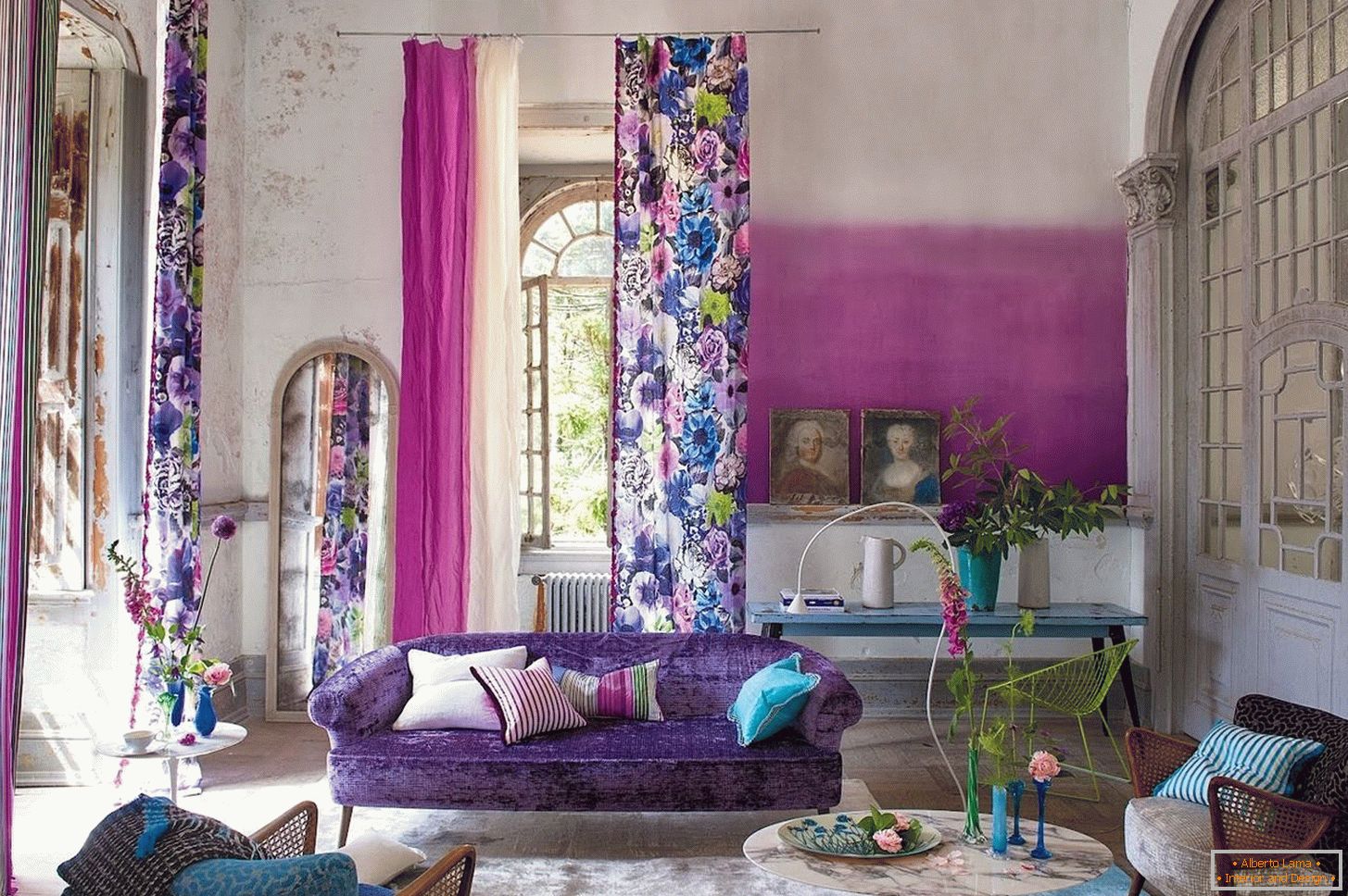 Виолетова софа со перници