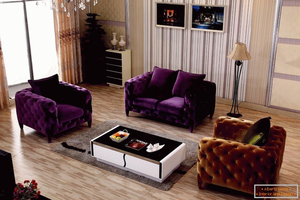 Пурпурна тапациран мебел во дневната соба