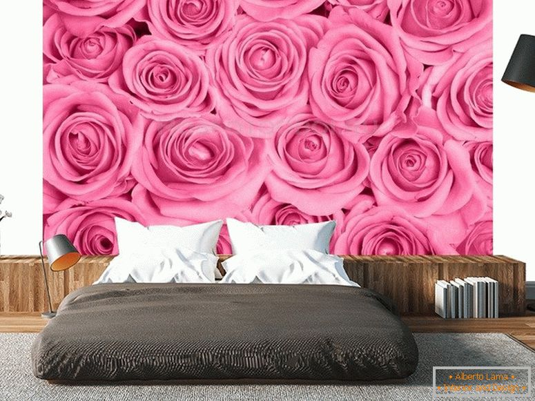 Светли рози на ѕидот во спалната соба
