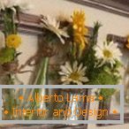 Панел од фото рамки, вазни и цвеќиња